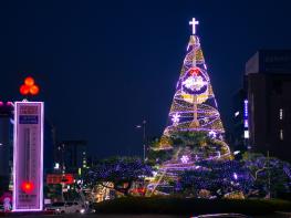 여수시청 앞 로터리, 크리스마스트리 점등 “위로와 희망 전해요”  기사 이미지